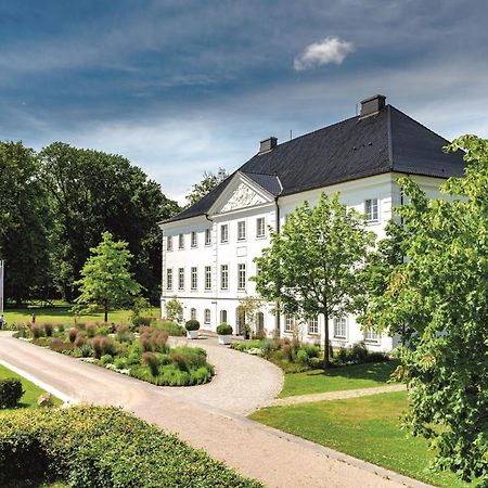 Schlossgut Groß Schwansee Zewnętrze zdjęcie The former manor house of the estate