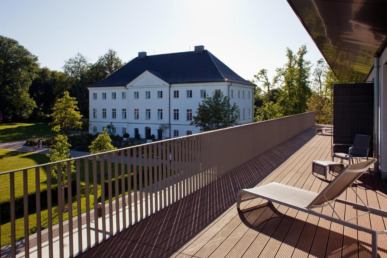 Schlossgut Groß Schwansee Zewnętrze zdjęcie The terrace of the hotel