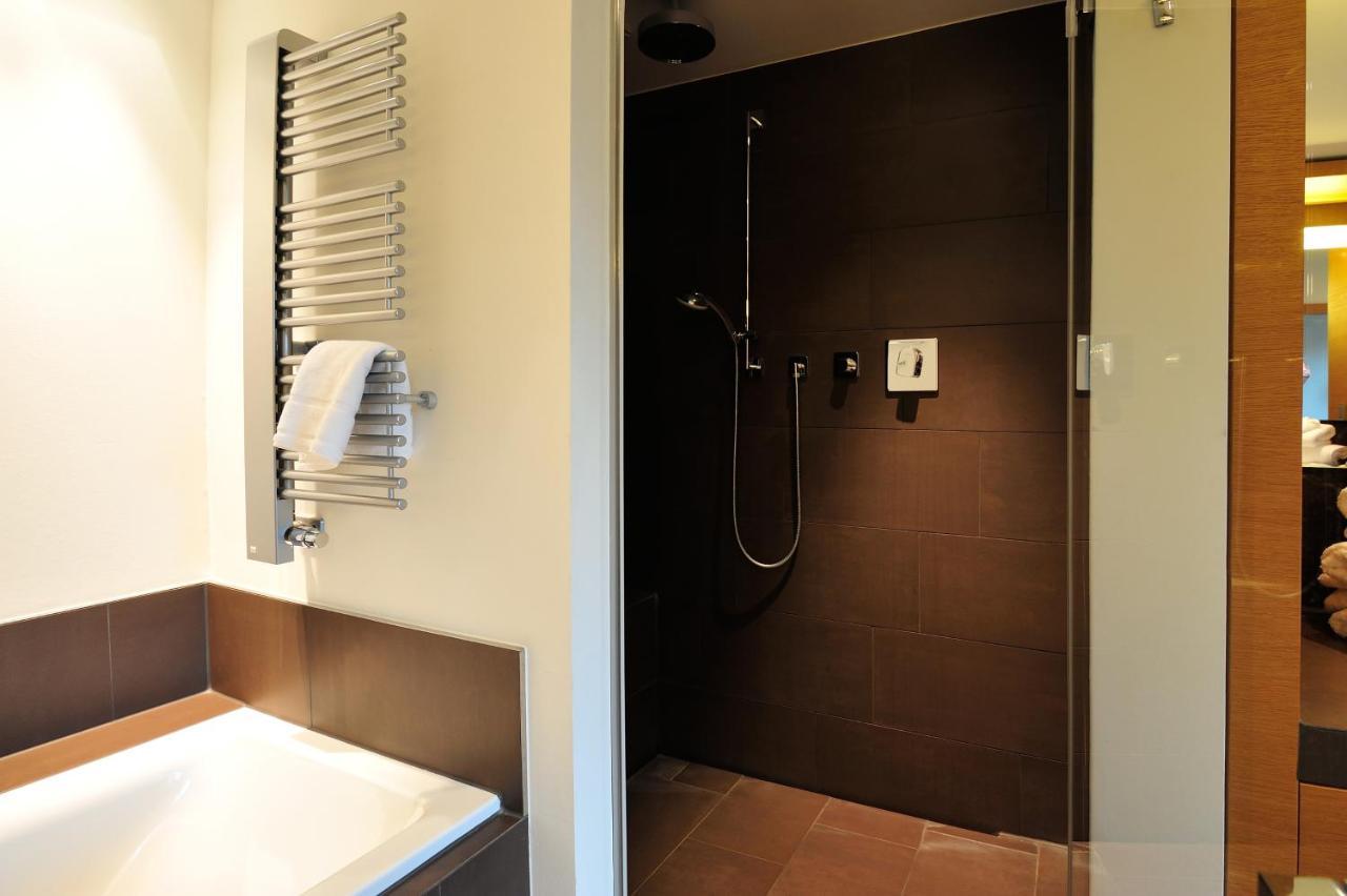 Schlossgut Groß Schwansee Zewnętrze zdjęcie A shower cubicle