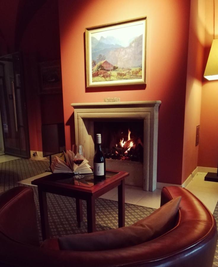 Schlossgut Groß Schwansee Zewnętrze zdjęcie A fireplace in a hotel room