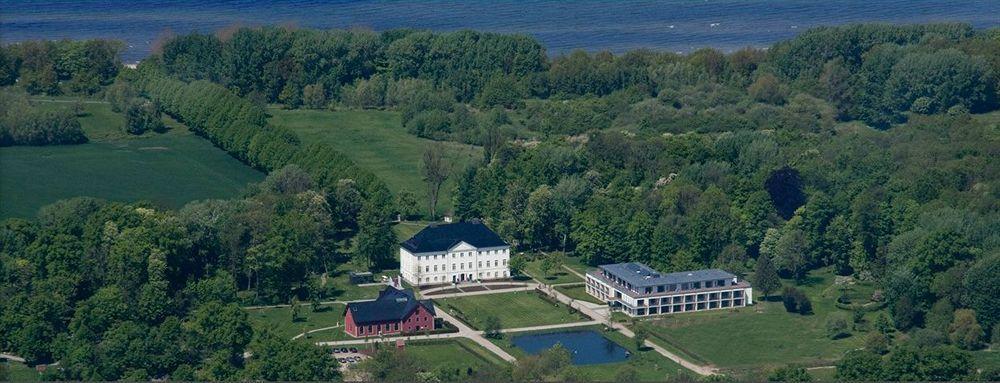 Schlossgut Groß Schwansee Zewnętrze zdjęcie Aerial view of the main buildings