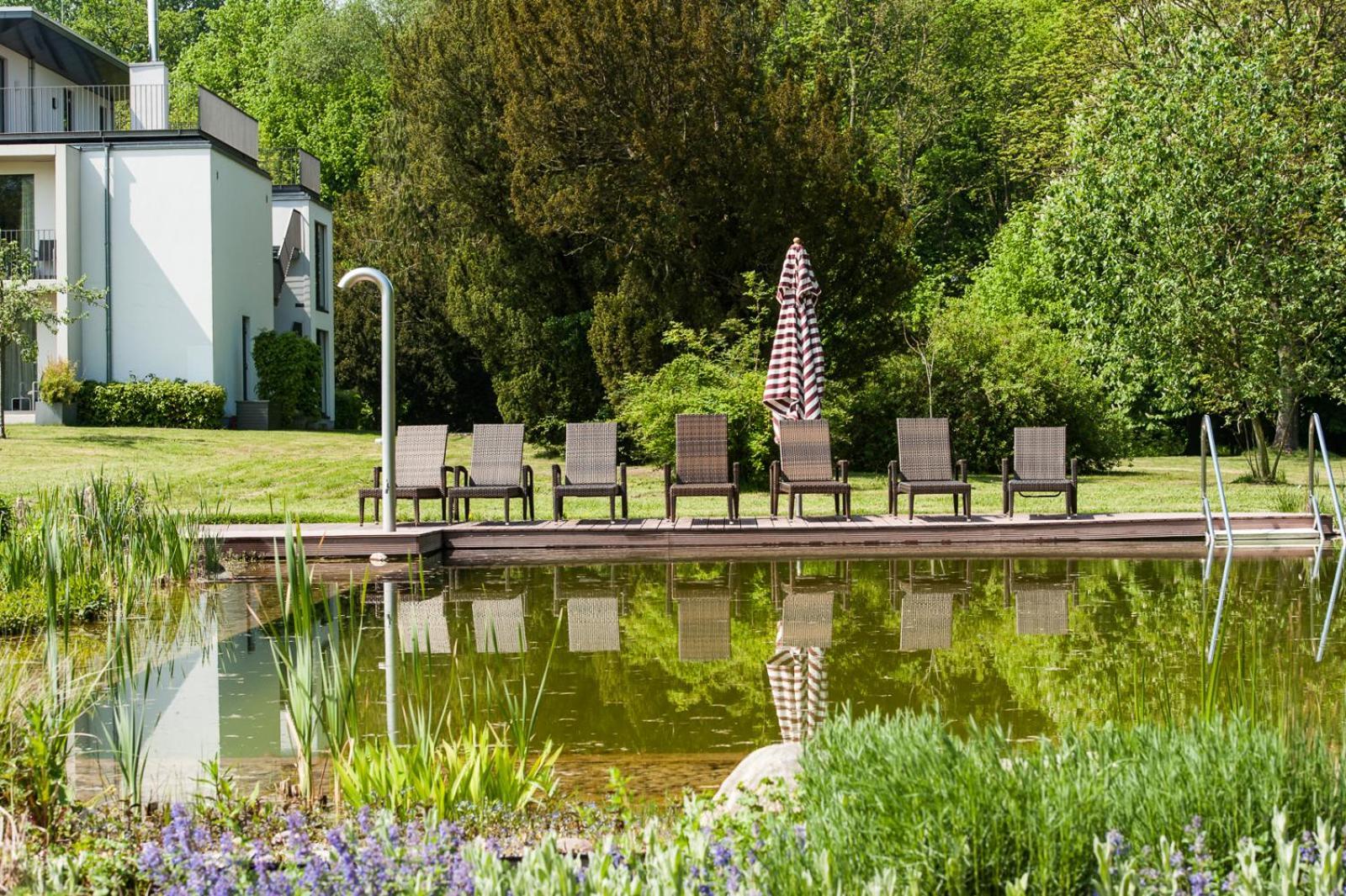 Schlossgut Groß Schwansee Zewnętrze zdjęcie The swimming pond