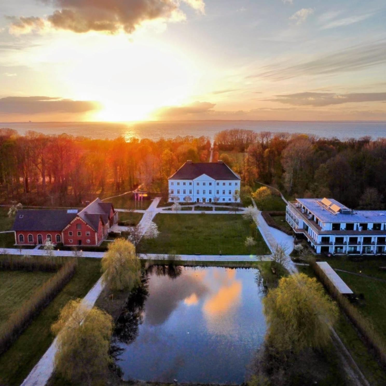 Schlossgut Groß Schwansee Zewnętrze zdjęcie Aerial view of the campus
