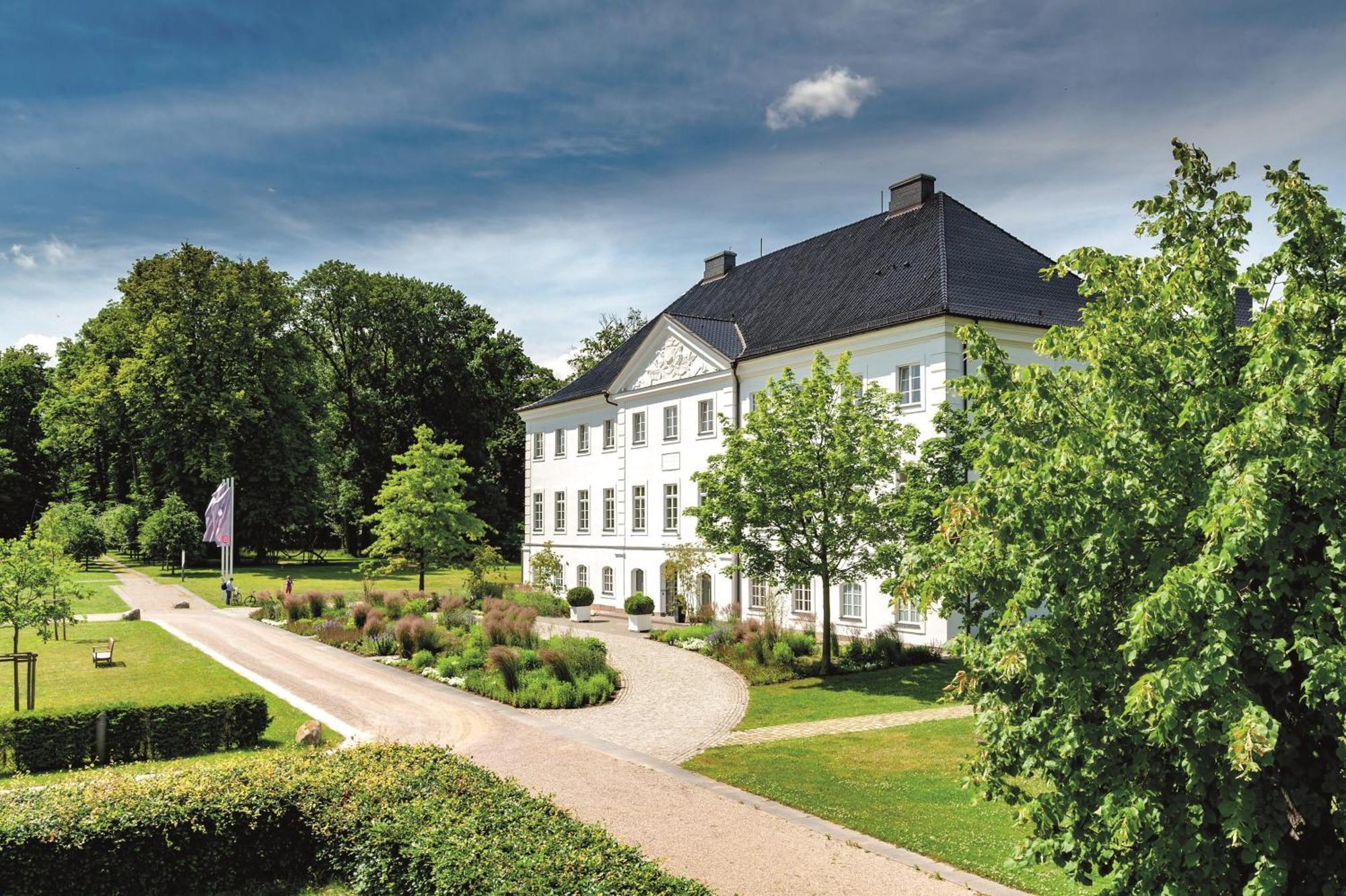 Schlossgut Groß Schwansee Zewnętrze zdjęcie The former manor house of the estate