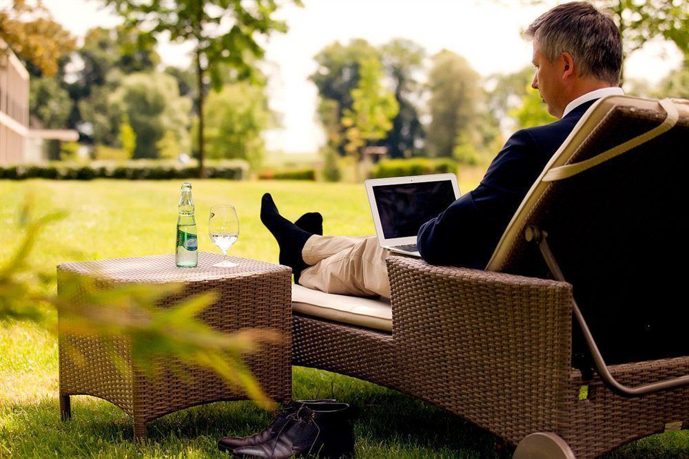 Schlossgut Groß Schwansee Zewnętrze zdjęcie A man relaxing in a garden