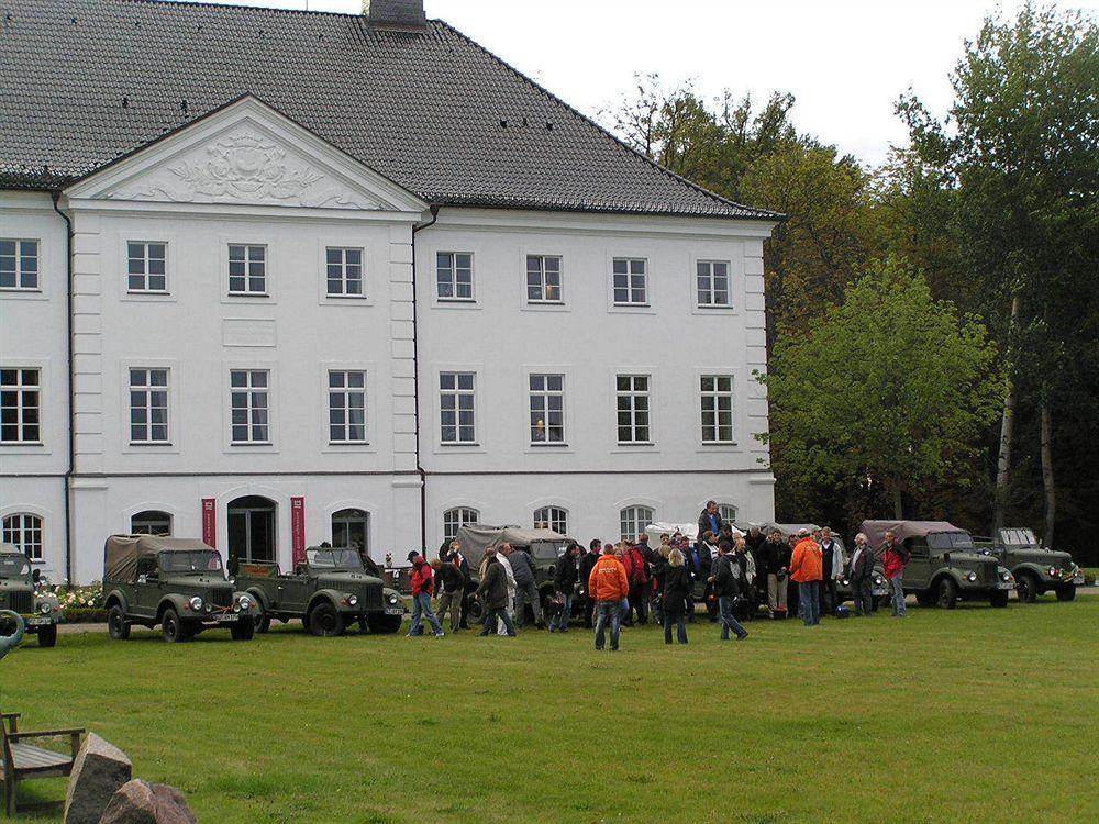 Schlossgut Groß Schwansee Zewnętrze zdjęcie The former officers' mess