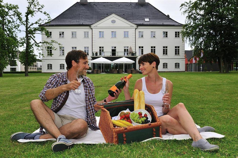 Schlossgut Groß Schwansee Zewnętrze zdjęcie A picnic in Germany