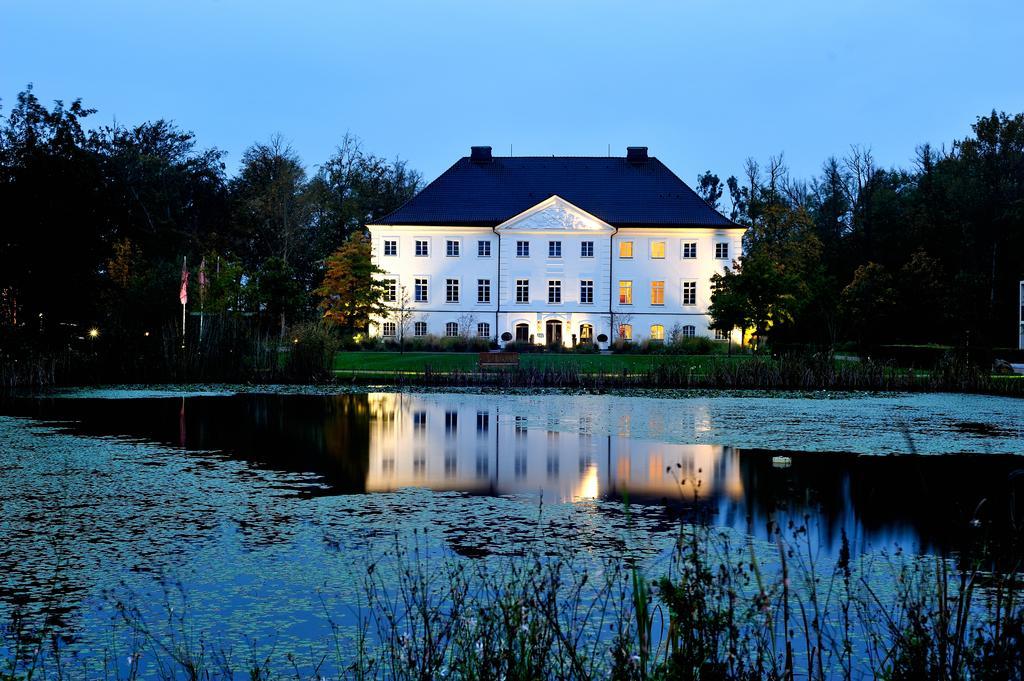 Schlossgut Groß Schwansee Zewnętrze zdjęcie The manor house of the former estate of Kaden