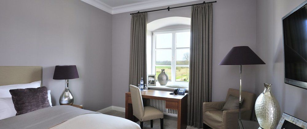 Schlossgut Groß Schwansee Zewnętrze zdjęcie Curtains in a bedroom