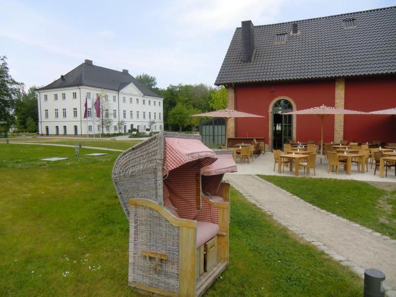 Schlossgut Groß Schwansee Zewnętrze zdjęcie The German Clock Museum