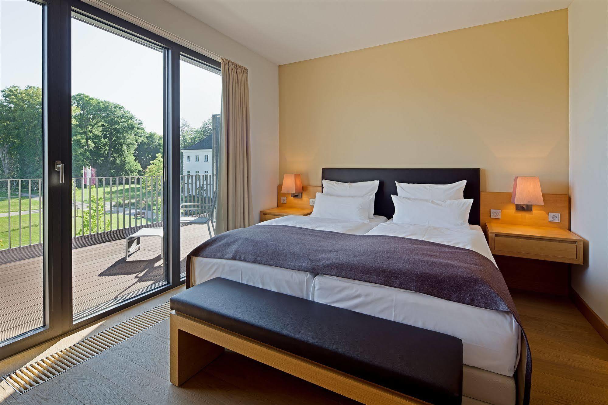 Schlossgut Groß Schwansee Zewnętrze zdjęcie A bedroom at the hotel